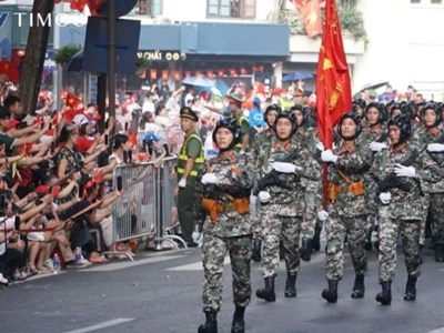 Hình ảnh đẹp nhất là đoàn quân đi trong vòng tay của nhân dân