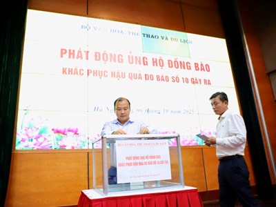 Chung tay cùng đồng bào bị bão lũ