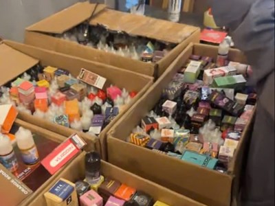 Triệt phá đường dây buôn bán thuốc lá điện tử quy mô lớn, doanh thu hàng tỉ đồng