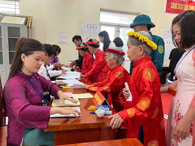 Hình ảnh cử tri cả nước hân hoan trong ngày bầu cử