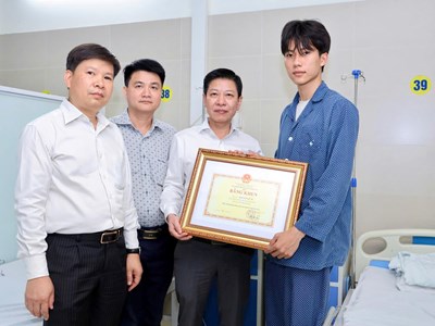 Khen thưởng sinh viên dũng cảm cứu người trong vụ cháy tại Hà Nội