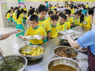 Bài cuối: Hiệu trưởng phải chịu trách nhiệm về bữa ăn học đường