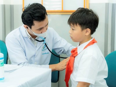 100% trẻ em, học sinh, sinh viên được khám sức khoẻ hằng năm 