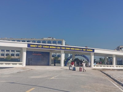 Tân sinh viên nhiều trường đại học tựu trường