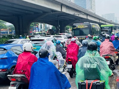 Ngày mưa thứ ba, Hà Nội tiếp tục ùn tắc
