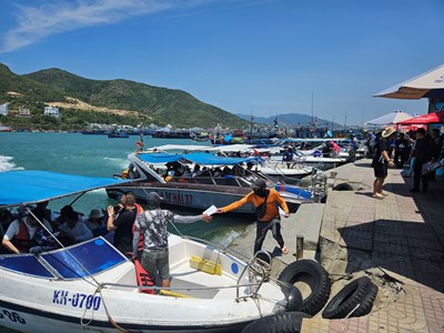 Khánh Hòa đón gần một triệu lượt khách tham quan trong dịp lễ 30.4 và 1.5