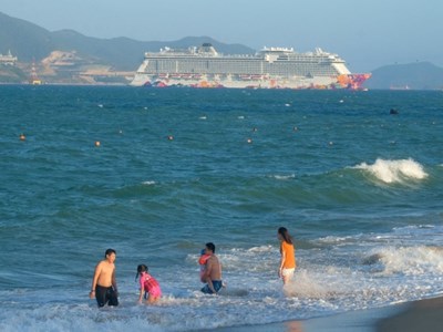 "Vịnh ngọc Nha Trang bừng sáng"