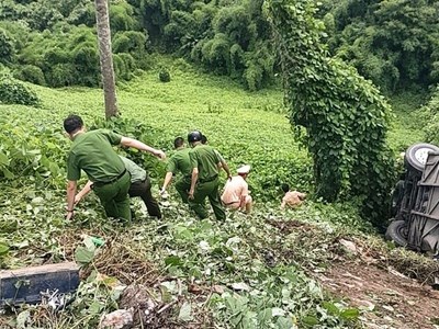 Xe chở 45 du khách lao xuống vực, nhiều người bị thương