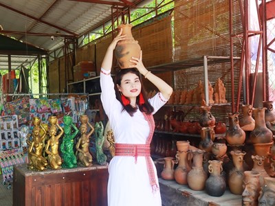 Đưa gốm Chăm đến gần hơn với bạn bè, du khách