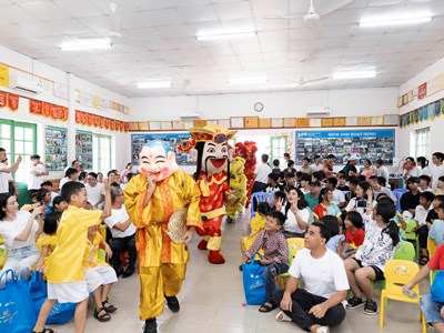 Các nghệ sĩ, diễn viên, hoa hậu thăm và tặng quà  Làng trẻ em SOS Nha Trang