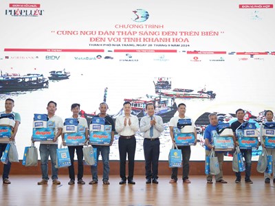 Tặng 200 phần quà cho ngư dân bám biển