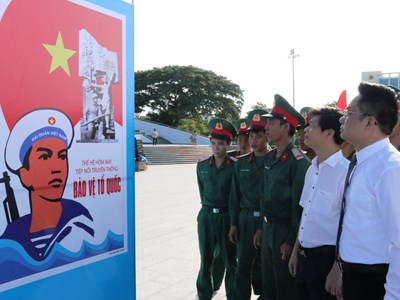 Triển lãm tranh cổ động tuyên truyền về chủ quyền biên giới và biển đảo Tổ quốc