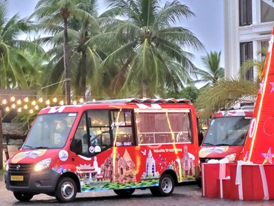 Du khách khám phá các điểm du lịch Nha Trang bằng xe buýt thoáng nóc