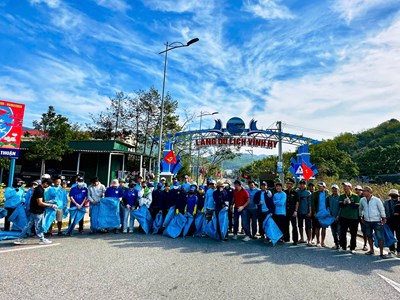 Ra quân thu gon rác thải đảm bảo môi trường vịnh Vĩnh Hy dịp Tết