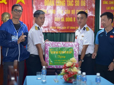Đoàn công tác Bộ VHTTDL thăm, tặng quà tại quần đảo Trường Sa