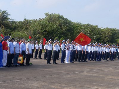 Thiêng liêng Lễ chào cờ trên đảo Trường Sa