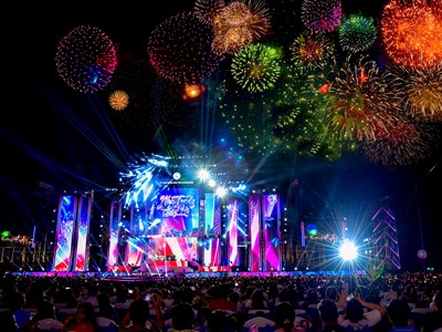Màn pháo hoa thắp sáng đêm khai mạc Lễ hội Văn hóa – Du lịch biển Nha Trang 