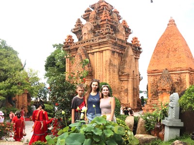 Khánh Hòa: Du khách rộn ràng tham quan Tháp Bà Pô Nagar dịp nghỉ lễ 2.9