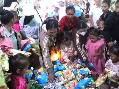 Khánh Hòa: Trao hơn 550 phần quà cho các em nhỏ xã miền núi Tây Khánh Vĩnh