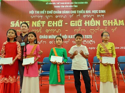 Khánh Hòa: Hội thi viết chữ Chăm “Sáng nét chữ - Giữ hồn Chăm”