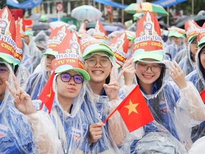 Khánh Hòa: Hơn 4.000 giáo viên, học sinh 'đội mưa' tiếp lửa cho 'nhà leo núi'
