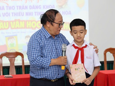 Sôi nổi “Chuyến tàu văn học tuổi thơ” cùng nhà thơ Trần Đăng Khoa