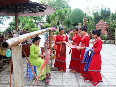 Bài 2 – Khai thác đa dạng nguồn lực văn hóa các dân tộc và làng nghề