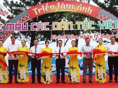 Khai mạc triển lãm ảnh “Sắc màu các dân tộc Việt Nam“