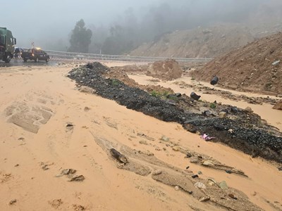 Khánh Hòa : Sạt lở đèo Khánh Lê làm 5 người thương vong