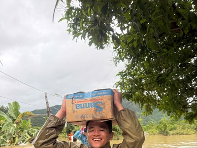 Khánh Hòa:  Công an vượt hơn 100km cứu trợ người dân vùng “rốn lũ”