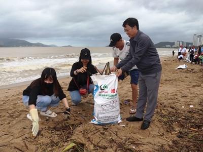 Ngành Du lịch ra quân làm sạch biển Nha Trang, nỗ lực hồi sinh điểm đến sau mưa lũ