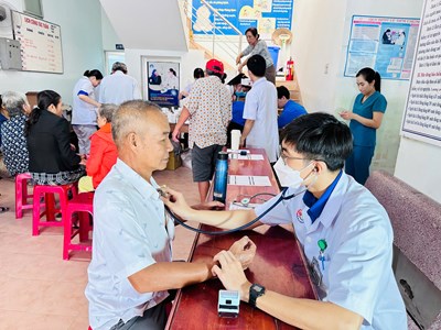 Khánh Hòa:  Ấm tình thầy thuốc nơi vùng “rốn lũ” 