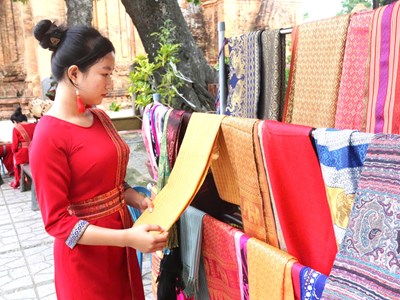 Khánh Hòa: Sắc màu văn hóa Chăm qua thổ cẩm Mỹ Nghiệp và gốm Bàu Trúc