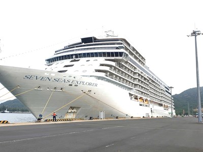Khánh Hòa đón tàu biển Seven Seas Voyager với 700 du khách quốc tế