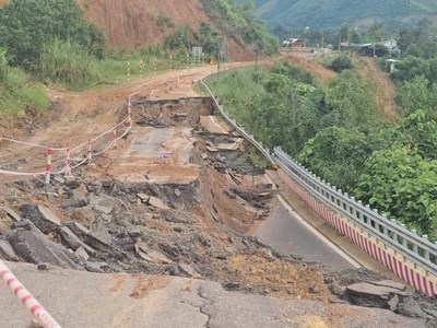 Khánh Hòa công bố tình huống khẩn cấp thiên tai làm nhiều tuyến đường sạt lở nghiêm trọng