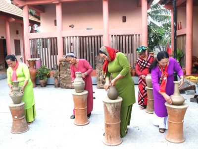 Khánh Hòa: Tiếp sức di sản, trao 60 chứng chỉ nghề gốm Chăm cho thế hệ kế cận