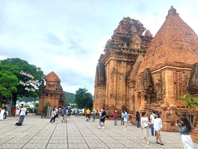 Tháp Bà Pô Nagar đón hơn 21.000 lượt khách dịp Tết Dương lịch