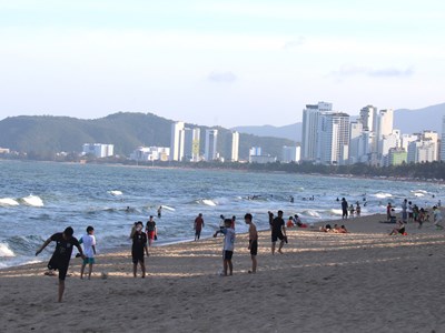 Bất chấp sóng lớn, nhiều du khách vẫn liều mình tắm biển Nha Trang