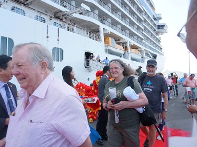 Tàu biển Seven Seas Explorer đưa 800 du khách quốc tế cập cảng Cam Ranh