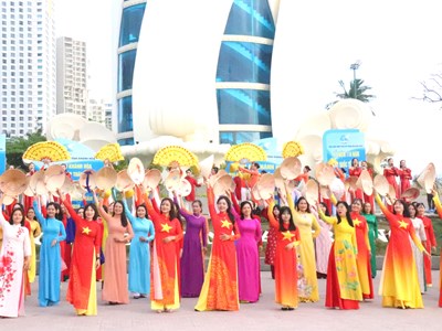 Khánh Hòa: Rực rỡ màn trình diễn của 3.000 tà áo dài vinh danh di sản Việt