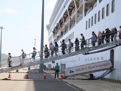 Tàu biển Star Voyager đưa 1.600 du khách quốc tế cập cảng Cam Ranh
