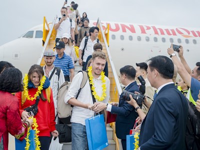 Khánh Hòa: Đón chuyến bay thẳng đầu tiên Phú Quốc – Nha Trang trong ngày hội non sông