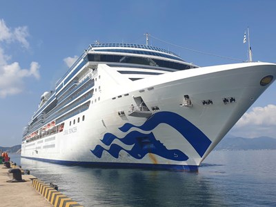 Tàu Coral Princess chở 1.800 khách quốc tế cập cảng Cam Ranh