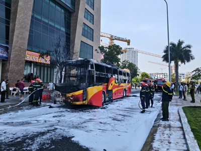 Khánh Hòa:  Xe khách giường nằm bị thiêu rụi sát cầu Trần Phú, Nha Trang