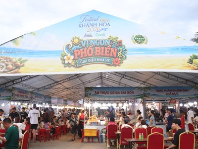 Khánh Hòa: Hàng nghìn du khách đội mưa thưởng thức ẩm thực 3 miền Bắc, Trung Nam
