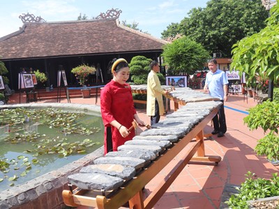 Khám phá bộ đàn đá 54 thanh độc đáo tại Danh thắng quốc gia Hòn Chồng - Hòn Đỏ