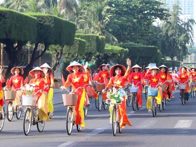 Hơn 2.000 phụ nữ diễu hành áo dài tại Festival Biển Khánh Hòa 2026