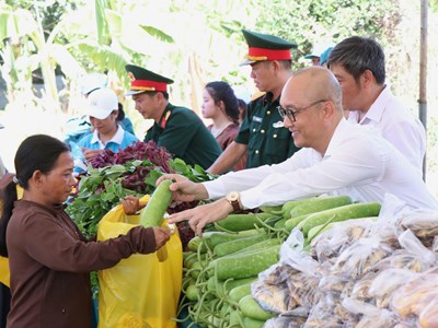 Khánh Hòa: Ấm áp “Phiên chợ 0 đồng” sẻ chia yêu thương với bà con đồng bào DTTS