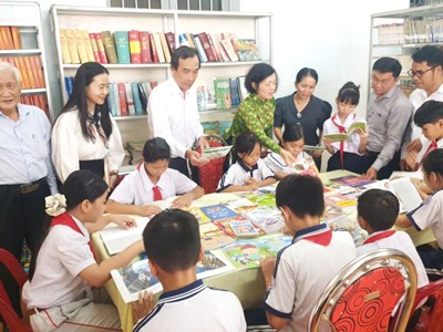 Khánh Hòa: Trao tặng 937 đầu sách cho Thư viện xã Diên Khánh 