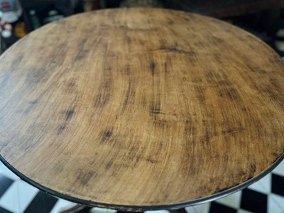 Bí ẩn chiếc bàn xoay 